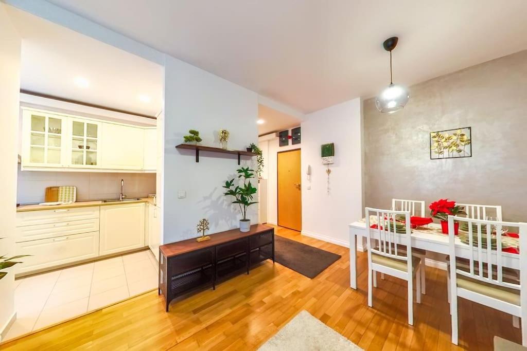Old Town Spacious Apartment บูคาเรสต์ ภายนอก รูปภาพ