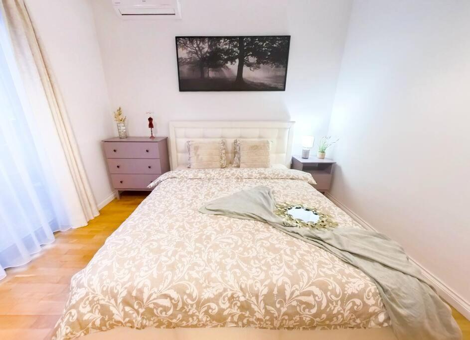Old Town Spacious Apartment บูคาเรสต์ ภายนอก รูปภาพ