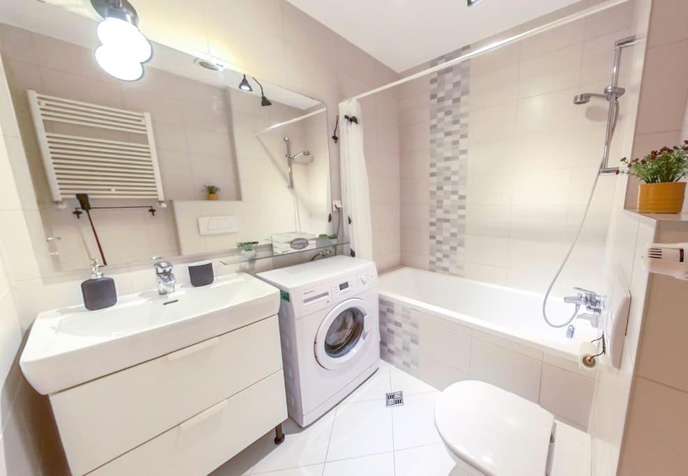 Old Town Spacious Apartment บูคาเรสต์ ภายนอก รูปภาพ