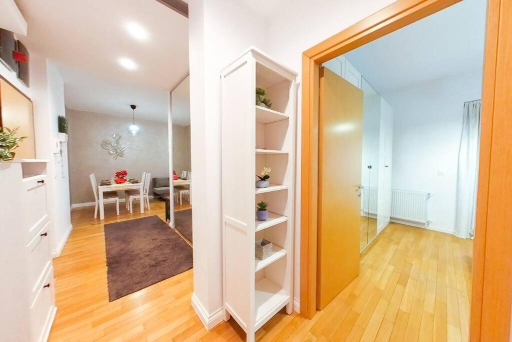 Old Town Spacious Apartment บูคาเรสต์ ภายนอก รูปภาพ