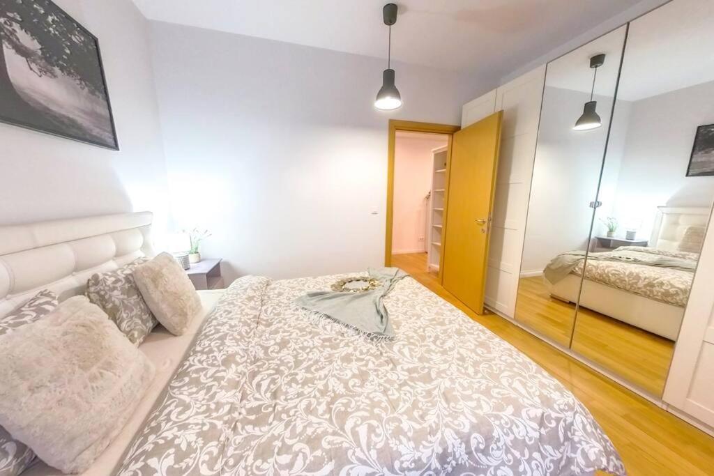 Old Town Spacious Apartment บูคาเรสต์ ภายนอก รูปภาพ
